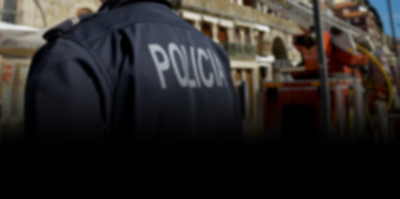 Imagem desfocada de polícia de costas